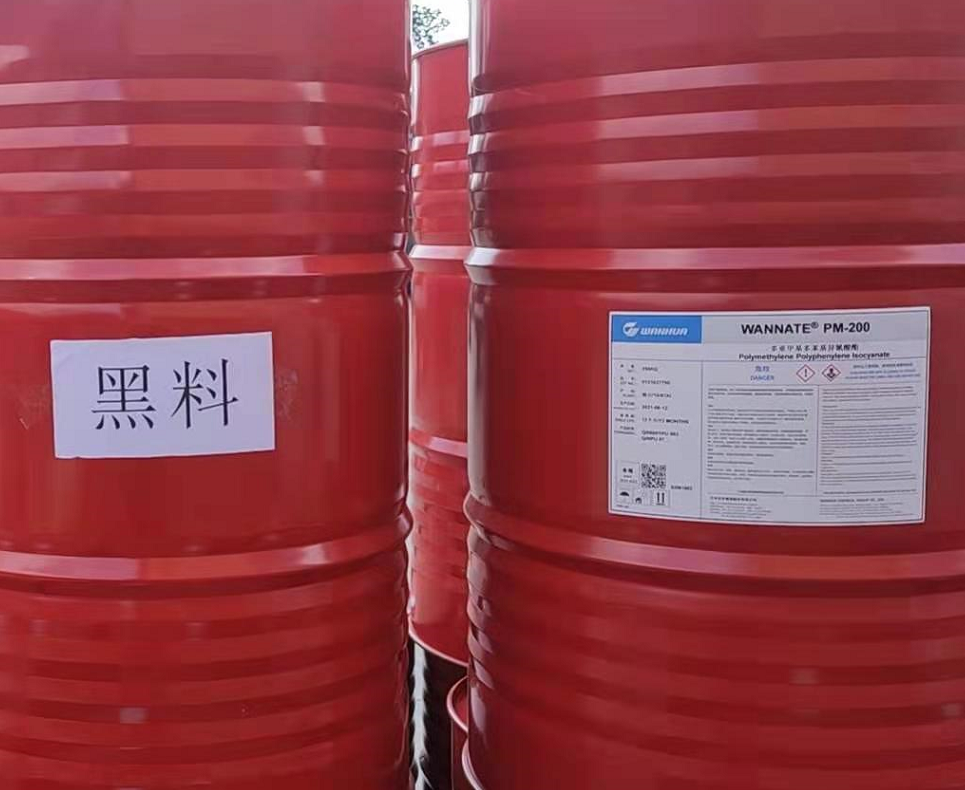 噴涂硬泡聚氨酯以聚氨酯黑料(聚合MDI)、順達白料(組合聚醚)為雙組分。按照質量比1:1的比例，通過高壓無氣噴槍自動混合均勻，然后以氣霧的形式高速噴涂，由于其優異的自粘接性能，最終在被噴涂面上形成均勻、細膩的泡沫體