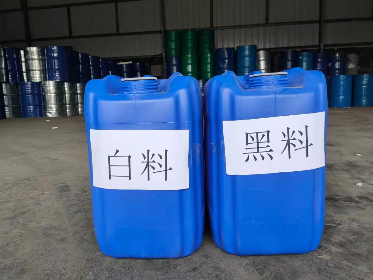 噴涂硬泡聚氨酯以聚氨酯黑料(聚合MDI)、順達白料(組合聚醚)為雙組分。按照質量比1:1的比例，通過高壓無氣噴槍自動混合均勻，然后以氣霧的形式高速噴涂，由于其優異的自粘接性能，最終在被噴涂面上形成均勻、細膩的泡沫體