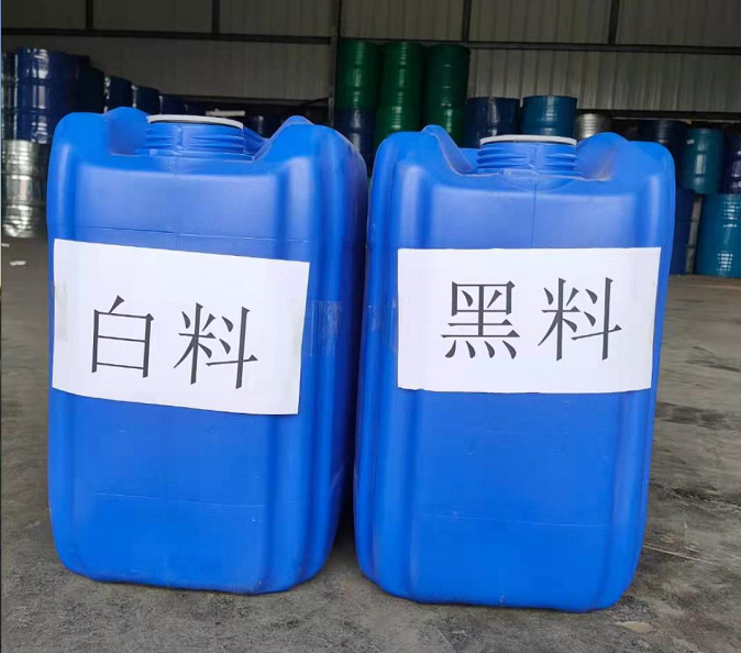 噴涂硬泡聚氨酯以聚氨酯黑料(聚合MDI)、順達白料(組合聚醚)為雙組分。按照質量比1:1的比例，通過高壓無氣噴槍自動混合均勻，然后以氣霧的形式高速噴涂，由于其優異的自粘接性能，最終在被噴涂面上形成均勻、細膩的泡沫體